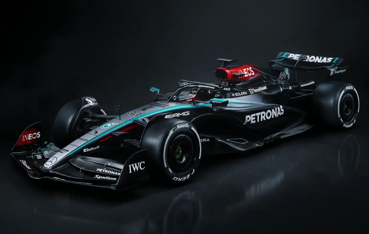 Na zdjęciu widzimy nowoczesny bolid Mercedesa AMG Petronas, zaprojektowany z myślą o nadchodzącym sezonie wyścigowym. Detale aerodynamiczne i elegancki czarno-srebrny design podkreślają zaawansowaną technologię, a współpraca z marką Adidas w Formule 1 wprowadza nowy wymiar stylu i innowacji na tor wyścigowy.