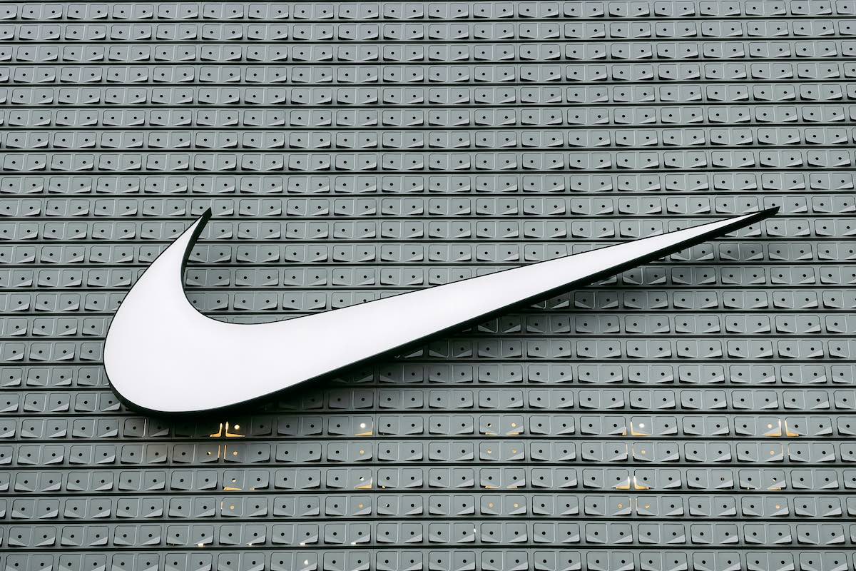 Najcenniejsze marki 2025 wg Brand Finance Global 500. Nike w czołówce najsileniejszych marek modowych. Na zdjęciu duże logo Nike.