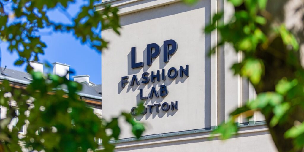 Zdjęcie budynku LPP, na którym widnieje napis "LPP Fashion Lab"