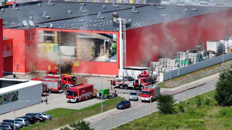 Pożar marketu budowlanego. Płoną chemikalia, apel do mieszkańców - INFBusiness