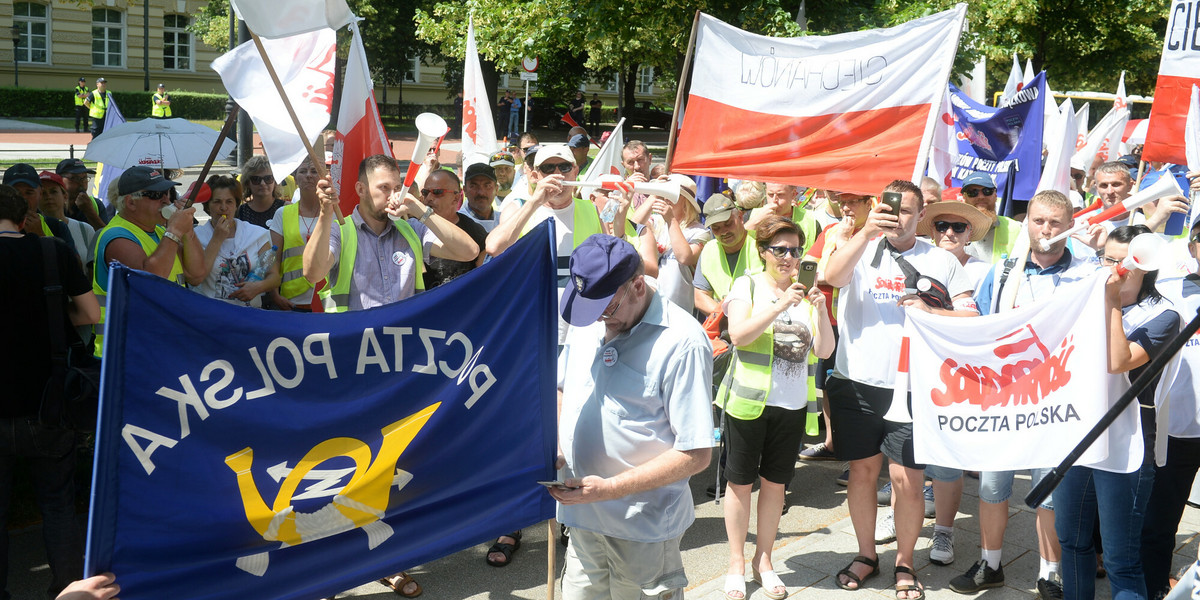 Związkowcy Solidarności w Poczcie Polskiej szykują się do strajku. Zdjęcie ze strajku "podwyżkowego" w 2019 r.