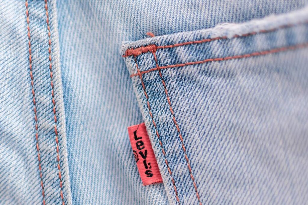 Levi's metka jeansy jasne fabryka zwolnienia płock