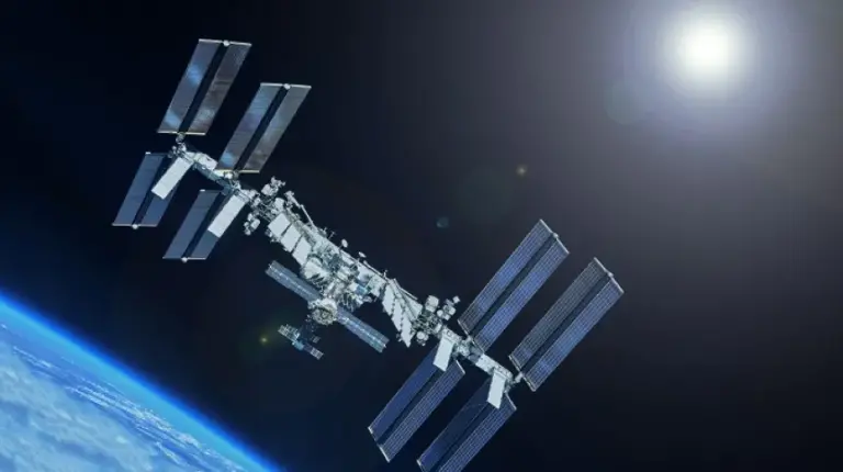 Astronauci uwięzieni na ISS odbywają spacery kosmiczne i jedzą świeże owoce - INFBusiness