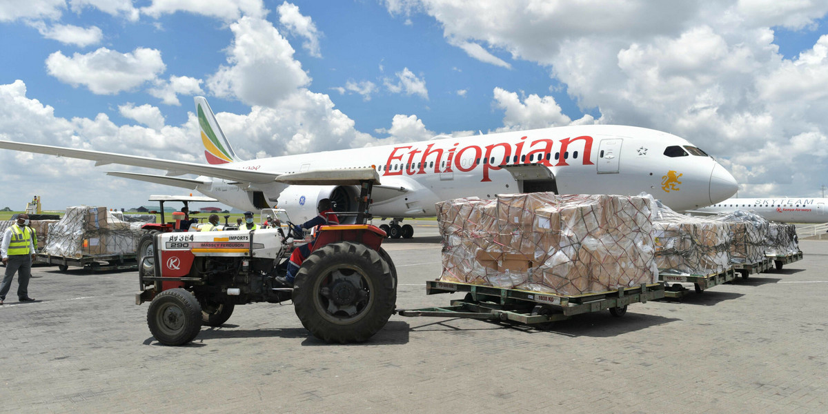 Samolot Ethiopian Airlines na lotnisku w Nairobi w Kenii.