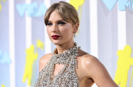 Taylor Swift straciła prawa do swoich utworów, więc nagrała je ponownie. Tak zbudowała fortunę