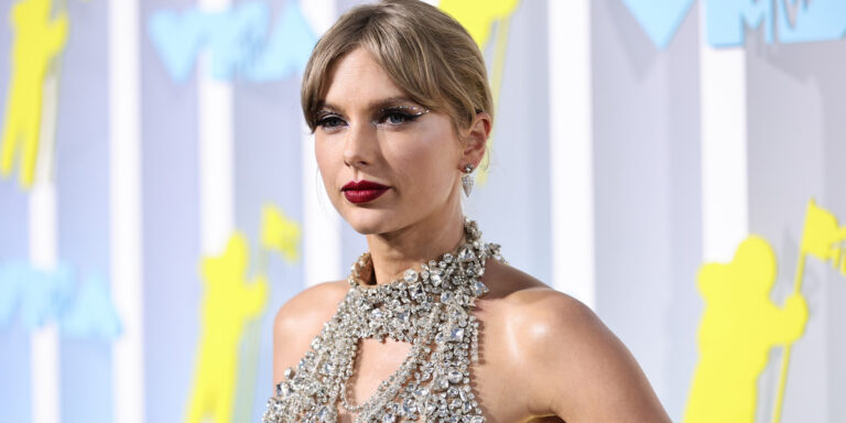 Taylor Swift straciła prawa do swoich utworów, więc nagrała je ponownie. Tak zbudowała fortunę - INFBusiness