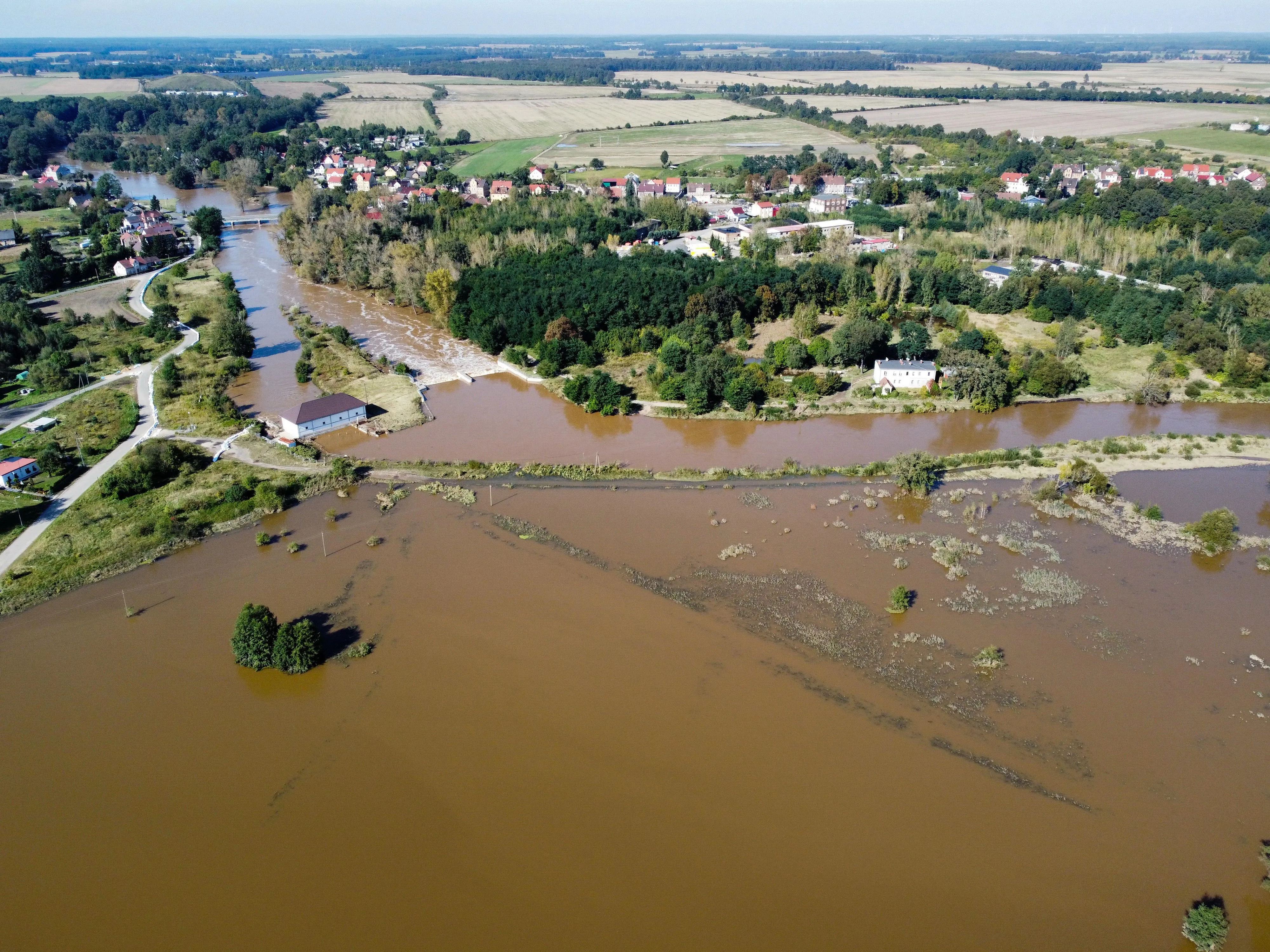 Szprotawa, 21.09.2024. Na zdjęciu z drona wylana rzeka Bóbr w Szprotawie w woj. lubuskim. Fot. PAP/Lech Muszyński