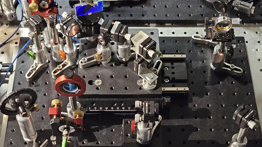 Elektrooptyczna soczewka czasowa. Impuls światła zsynchronizowany z elektronicznym sygnalem sterujacym ulega transformacji w czasie, analogicznej do wiązki światła przechodzacej przez rzeczywistą soczewkę. Fot. Uniwersytet Warszawski