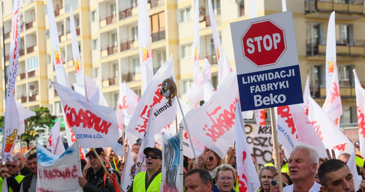 Pikieta związkowców przeciwko zwolnieniom po decyzji BEKO. Pracę ma stracić w sumie ponad 1800 osób / 	Leszek Szymański    /PAP