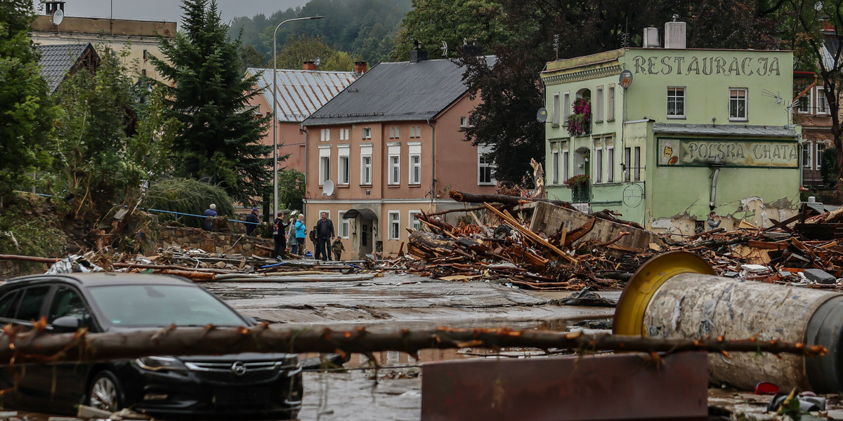 Lądek Zdrój po przejściu fali z pękniętej zapory w Stroniu Śląskim. Najbardziej dotknięte kataklizmem były miejscowości w Kotlinie Kłodzkiej