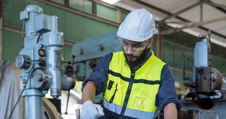 Duży zakład w Jeleniej Górze ogłosił zwolnienia grupowe. Firma Draexlmaier działająca w branży motoryzacyjnej podziękuje za współpracę aż 220 pracownikom. Proces redukcji zaczął się już w październiku i potrwa do lutego 2025 r. Zakład należący do Draexlmaier Group ujawnił przyczyny stojące za tak radykalnym krokiem. Powodem jest jedna biznesowa decyzja klienta.</p> Masowe zwolnienia u motoryzacyjnego giganta w Jeleniej Górze /123RF/PICSEL Masowe zwolnienia u motoryzacyjnego giganta. Powód jest jeden - INFBusiness
