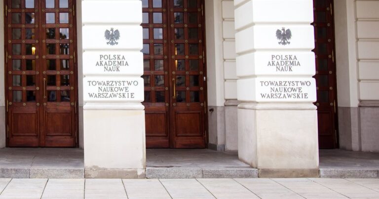 Z informacji przekazanych przez Polską Akademię Nauk (PAN) wynika, że niektórzy z zatrudnionych w państwowej instytucji pracowników zarabiają poniżej minimalnej krajowej. PAN wyjaśnia, że taka sytuacja ma miejsce od niemal roku i dotyczy kilkuset osób, w tym m.in. pracowników pomocniczych jednostek naukowych.</p> Pracownicy Polskiej Akademii Nauk zarabiają poniżej minimalnej krajowej. Problem ma dotyczyć ponad 200 osób /123RF/PICSEL Afera o wynagrodzenia w państwowej instytucji. Rażąco niskie zarobki - INFBusiness