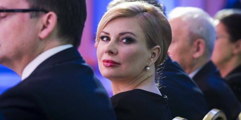 Znamy pierwsze wyniki audytu w PZU. Wynika z nich, że żona Zbigniewa Ziobry w podległym gigantowi Link4 zarobiła jako członek zarządu łącznie 4,5 mln zł na rękę. To ok. 41 tys. zł miesięcznie, a do tego otrzymywała sześciocyfrowe premie roczne. Spółka twierdzi, że rządy Patrycji Koteckiej-Ziobro doprowadziły do strat w segmencie ubezpieczeń komunikacyjnych. Ona sama odpiera te zarzuty. Zarobki Patrycji Koteckiej - Ziobro. Są wyniki audytu w PZU - INFBusiness