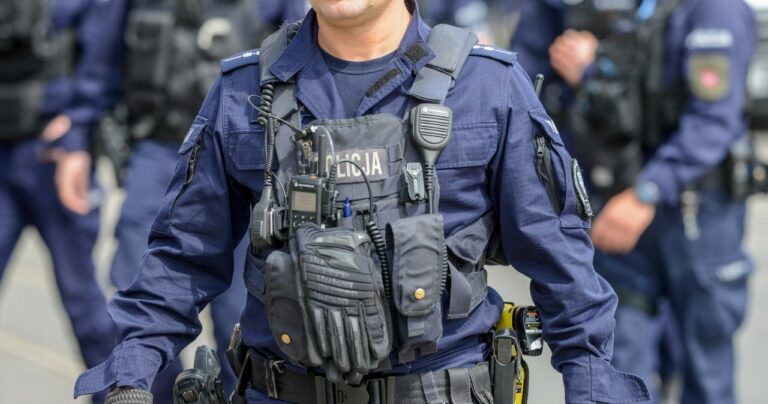 Policjanci chcą wyższych pensji. Szef MSWiA: Podwyżki rok temu były znaczące - INFBusiness