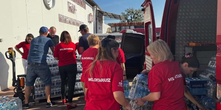 Grupa ORLEN uruchomiła specjalny program „Jesteśmy razem”, na który dotąd przekazała 35 mln zł. Środki te m.in. finansują paliwo dla służb walczących z powodzią, pozwalają na usuwanie jej skutków oraz wsparcie poszkodowanych przez klęskę żywiołową. ORLEN przeznaczył 35 mln zł na walkę ze skutkami powodzi - INFBusiness