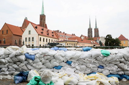 Powodziowi spekulanci. Rosną ceny worków, wody, osuszaczy