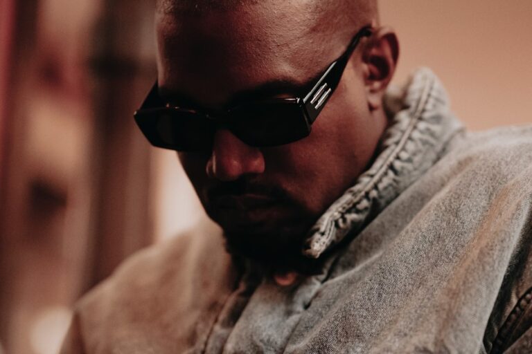 Adidas i Kanye West zawierają ugodę. Znamy wszystkie szczegóły - INFBusiness