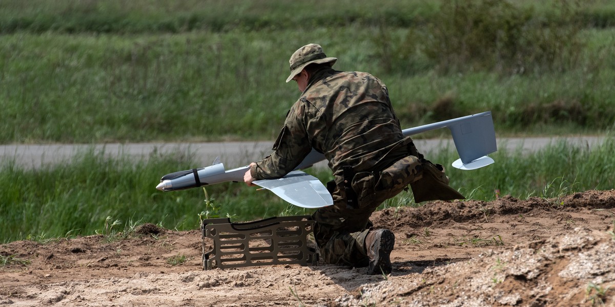 Polski żołnierz z dronem podczas ćwiczeń w Orzyszu (zdjęcie ilustracyjne)