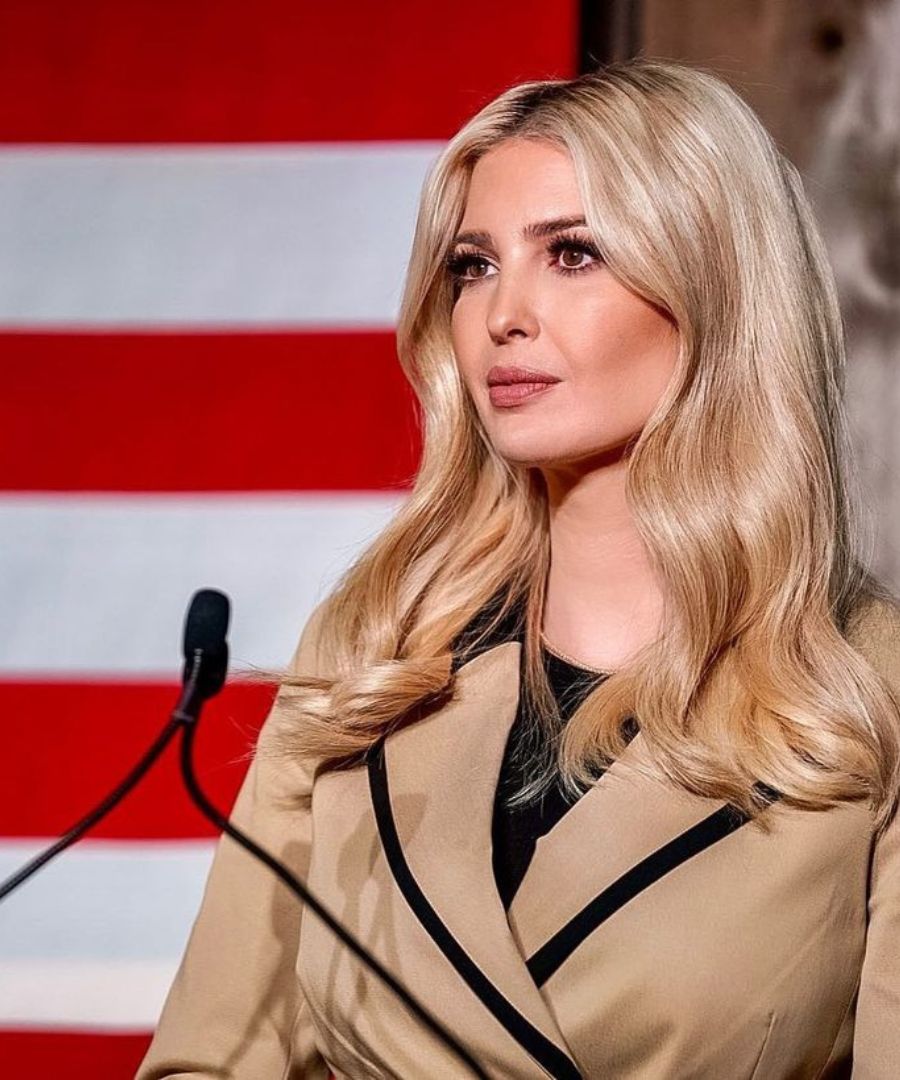 Ivanka Trump podczas przemówienia na tle flagi USA