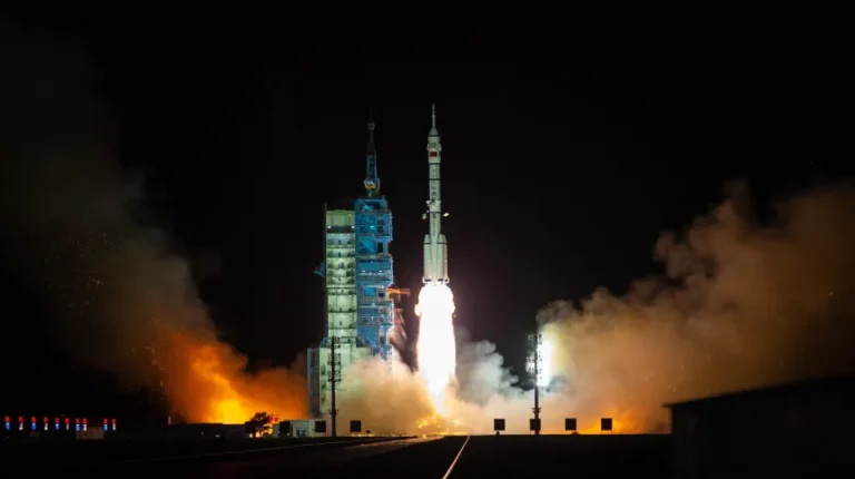 30.10.2024 EPA/JESSICA LEE Chiny/ Wystartował statek kosmiczny Shenzhou-19 z trzyosobową załogą na pokładzie - INFBusiness