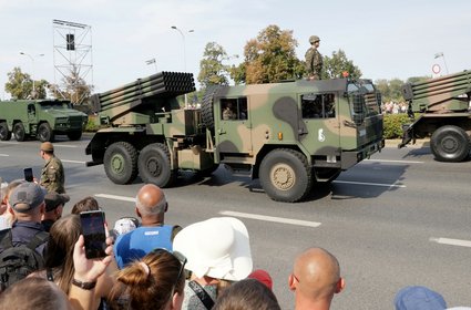 Miliardowe zamówienie resortu obrony. "Kilkadziesiąt" wozów do wyrzutni rakietowych