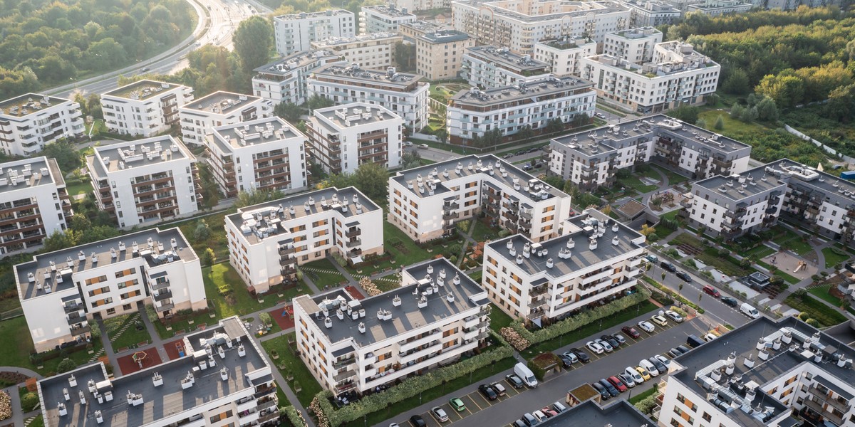 Mieszkań na rynku jest coraz więcej. W niektórych miastach oferta deweloperów zwiększyła się aż o 100 proc. w porównaniu do 2023 r. Ceny za metr też spadają, ale prawdziwy festiwal obniżek powinien się pojawić w przyszłym roku — pisze w piątkowym wydaniu "Gazeta Wyborcza". Mieszkań na rynku jest coraz więcej