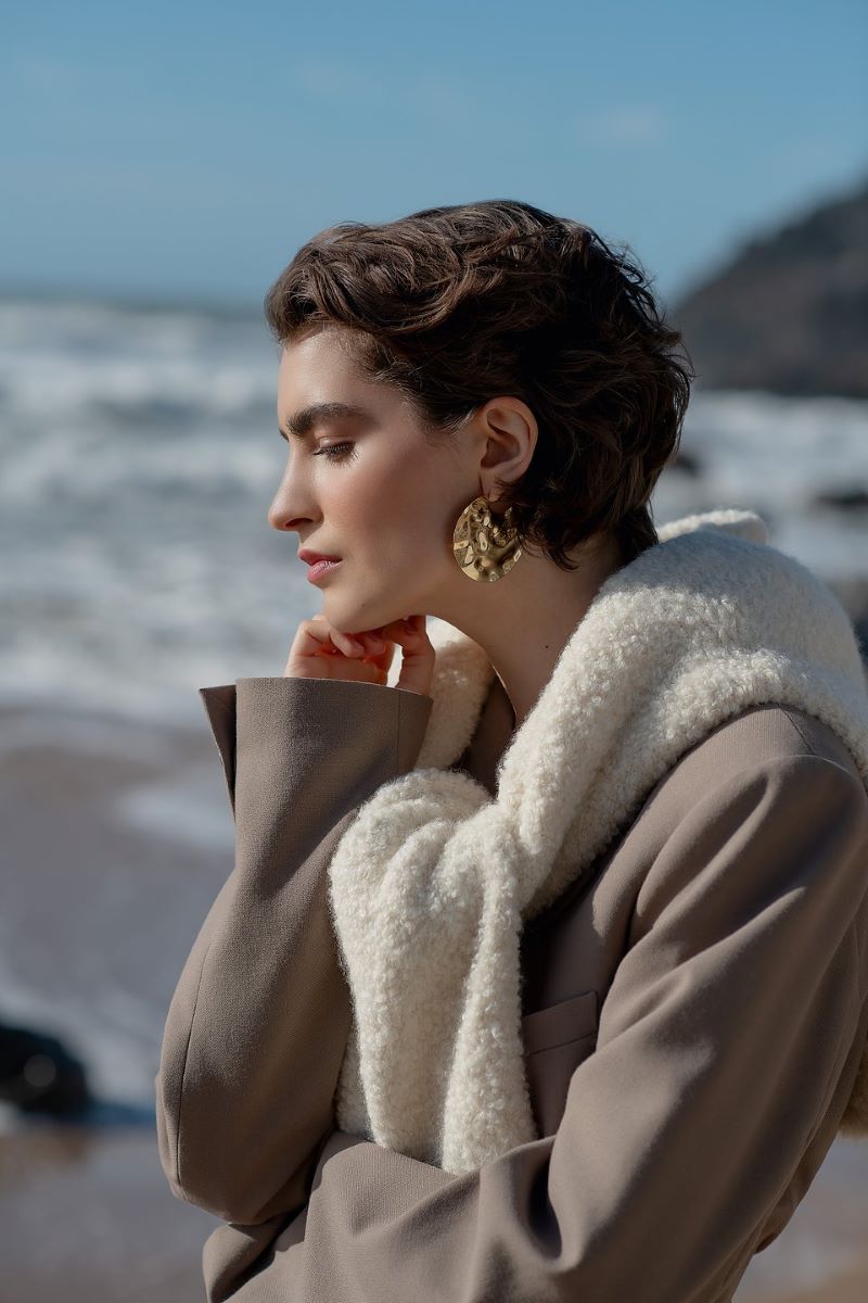 Notowana na warszawskim parkiecie spółka Answear opublikowała raport finansowy za III kwartał 2024 roku. I choć popularny e-commerce zmniejszył stratę względem zeszłego roku, to wypracowane przez niego dane były gorsze niż zakładali obserwatorzy rynku. Jak na wyniki Answear zareagowali inwestorzy oraz jakie są prognozy spółki wobec IV kwartału? Dokładnie przeanalizowaliśmy otrzymany raport. Wyniki Answear za 3Q. Spółka zmniejsza stratę, oczekiwano więcej - INFBusiness