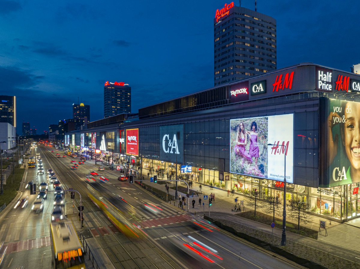 Salon Zara przy ul. Marszałkowskiej 104-122 na dobre wpisał się w krajobraz handlowy stolicy. Jak udało nam się ustalić, jego dni są jednak policzone. Zara zniknie z Domów Towarowych Wars Sawa Junior pod koniec grudnia 2024. Zara zamyka kultowy sklep przy Marszałkowskiej w Warszawie - INFBusiness