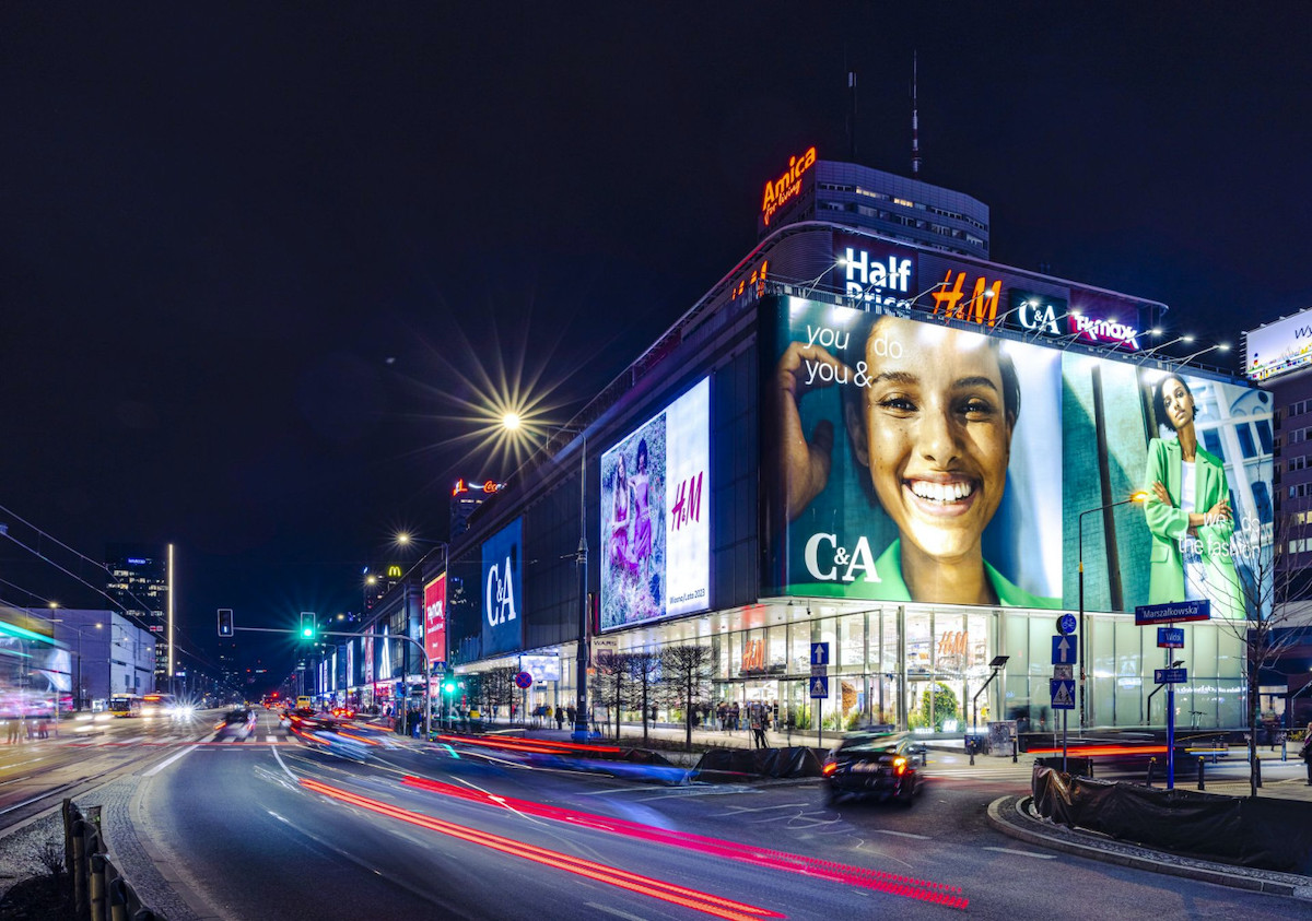 Salon Zara przy ul. Marszałkowskiej 104-122 na dobre wpisał się w krajobraz handlowy stolicy. Jak udało nam się ustalić, jego dni są jednak policzone. Zara zniknie z Domów Towarowych Wars Sawa Junior pod koniec grudnia 2024. Zara zamyka kultowy sklep przy Marszałkowskiej w Warszawie - INFBusiness