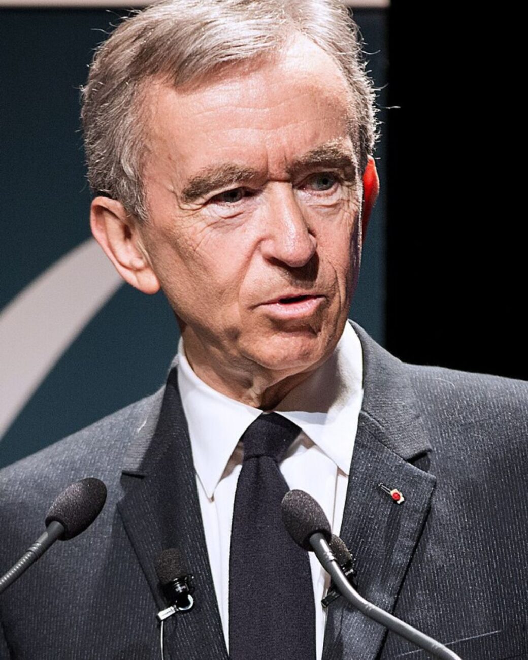 Bernard Arnault, miliarder, najbogatszym człowiekiem świata w 2024 roku.