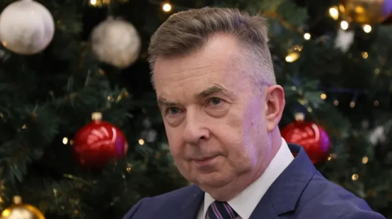 Minister nauki Dariusz Wieczorek (ad) PAP/Paweł Supernak Dariusz Wieczorek poinformował w czwartek, że złożył rezygnację z funkcji ministra nauki i szkolnictwa wyższego - INFBusiness