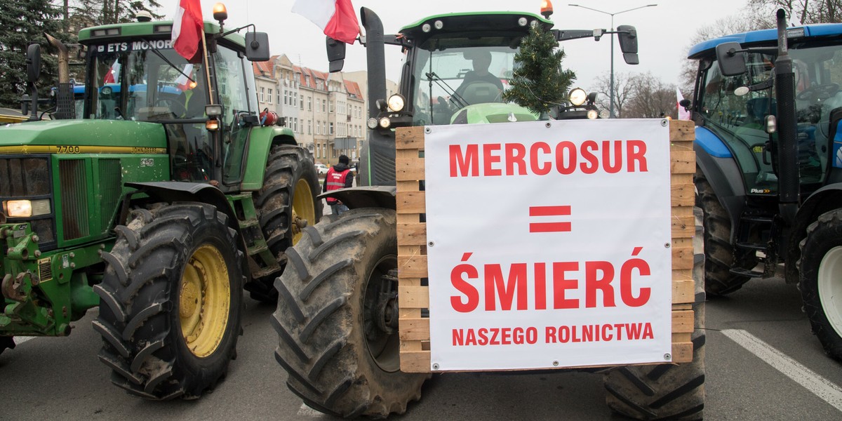 Rolnicy protestują przeciwko umowie z Mercosur.