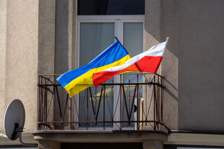 Protesty polskich rolników i towarzyszące wojnie emocje mają poważny wpływ na nastroje, Rosja zaś wykorzystuje historyczne lęki – to główne wnioski z raportu Centrum Mieroszewskiego „Polska i Polacy oczami Ukraińców”. Co Ukraińcy myślą o Polsce i Polakach? Nowy raport pokazuje spadek sympatii - INFBusiness