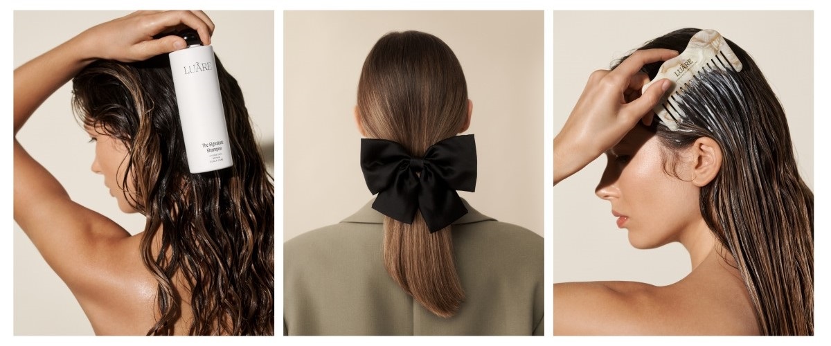 Przez lata współpracowała z największymi detalistami oraz z sukcesami rozwijała markę odzieżową. Teraz przyszedł czas na kolejny krok w jej karierze. Monika Frydrych debiutuje z Luare, pierwszą polską luksusową marką w segmencie hair care, która zrewolucjonizuje rynek czystymi składami produktów oraz ręcznie wytwarzanymi akcesoriami. Jakie wartości wpisane są w DNA Luare oraz co klienci znajdą w ofercie marki? Zdjęcie trzech produktów Luare. Po lewej stronie modelka z długimi włosami trzymająca przy głowie szampan marki. Na środku kobieta odwrócona plecami z dużą czarną kokardą spinającą jej włosy. Po prawej stronie modelka czesze mokre włosy grzebieniem marki.