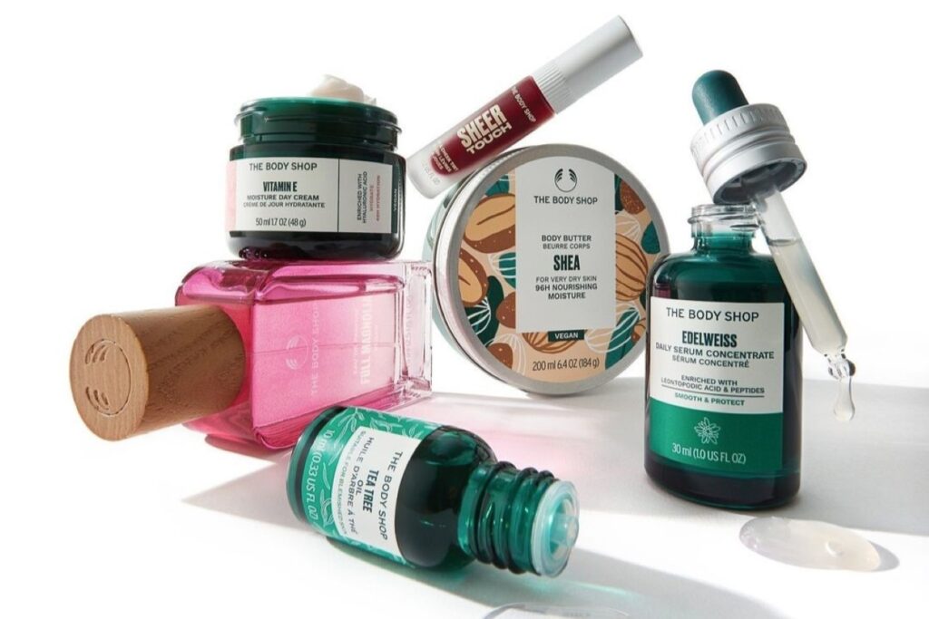 2024 rok był okresem nieoczekiwanych zwrotów akcji oraz przełomowych decyzji biznesowych. I choć wielu obserwatorom będzie się on kojarzył przede wszystkim z licznymi bankructwami, nie można zapominać o graczach, którzy z przytupem debiutowali lub o tych, którzy w minionych miesiącach skutecznie skalowali swoje działalności. Konsolidacje oraz innowacje szczególnie widoczne były w obszarach technologii i zrównoważonego rozwoju. Prezentujemy biznesowe zaskoczenia 2024 roku – wydarzenia, które wstrząsnęły branżą mody i urody. Biznesowe zaskoczenia 2024 roku. Co wstrząsnęło branżą mody? - INFBusiness