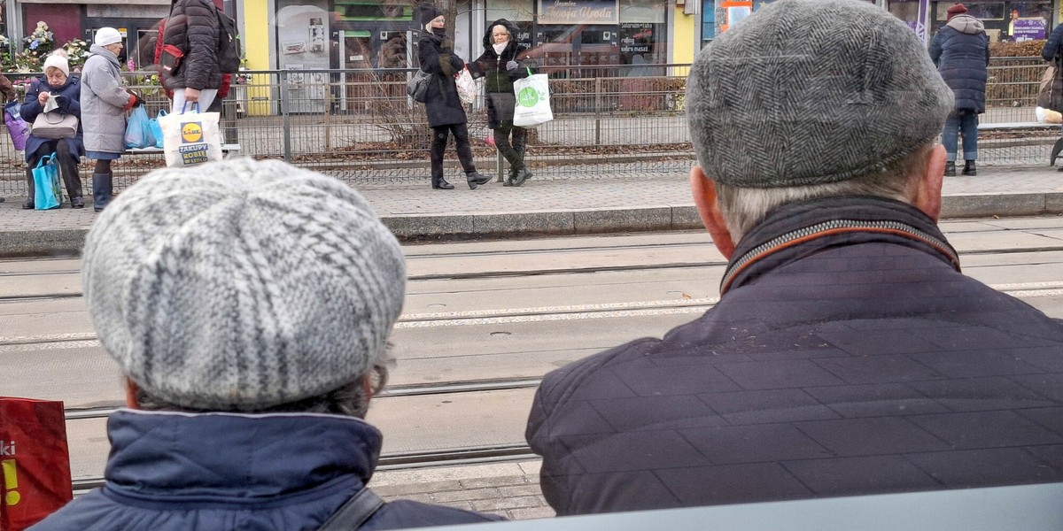 Liczba niepracujących w przeliczeniu na osoby w sile wieku z roku na rok rośnie.