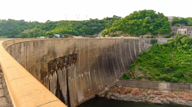 Zambia/ Hydrolodzy: historycznie niski poziom wody w zaporze Kariba doprowadził do serii trzęsień ziemi - INFBusiness