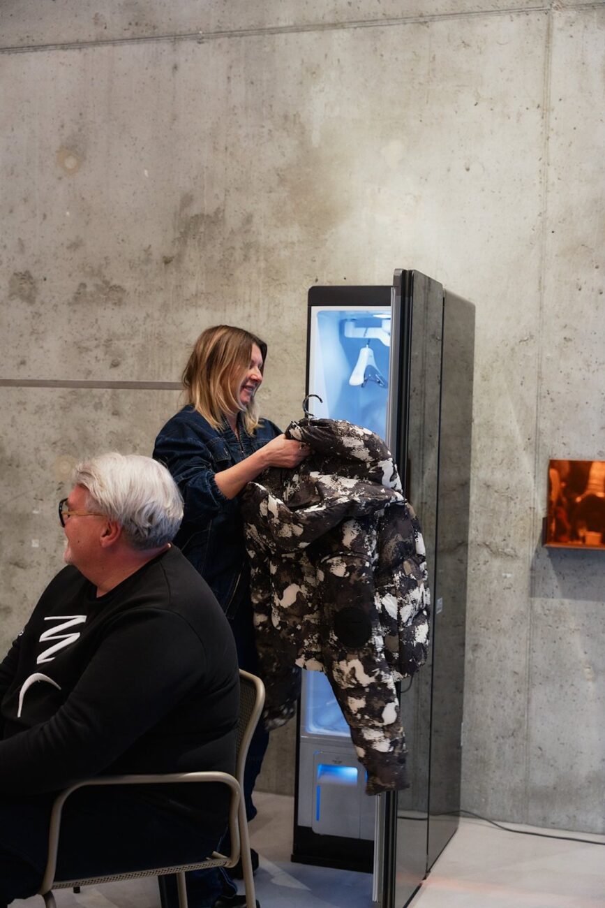 Moda przestaje być jedynie środkiem wyrazu estetycznego i staje się narzędziem wpływu na naszą rzeczywistość. W dobie nadprodukcji i rosnącej świadomości ekologicznej coraz częściej mówi się o odpowiedzialnym podejściu do projektowania, produkcji i użytkowania ubrań. Inwestowanie w jakość, wybieranie marek wspierających lokalne rzemiosło i ograniczanie konsumpcji to nie tylko świadome wybory, ale także sposób na promowanie wartości, które mają znaczenie dla przyszłych pokoleń. Jak świadome wybory modowe kształtują lepsze jutro? Spotkanie z ekspertami stylu w Wise Habit Concept Store - Fashion Biznes - INFBusiness