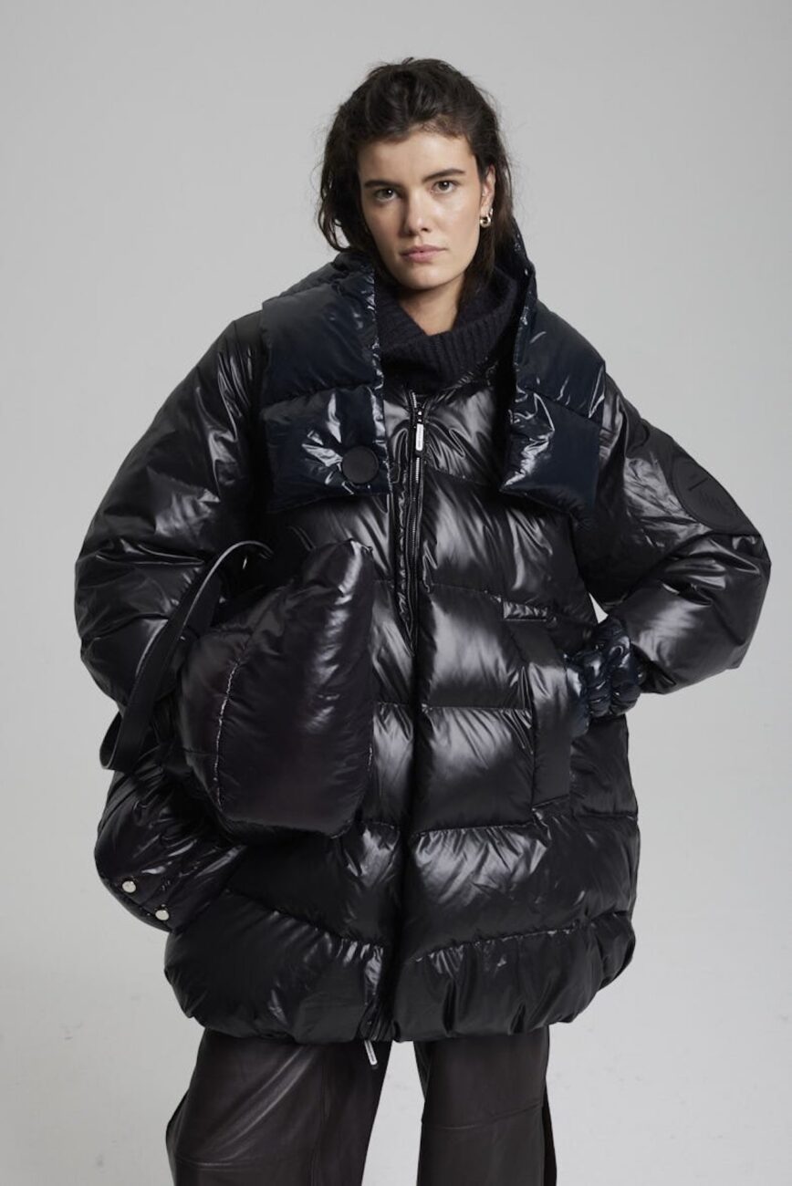 Moda przestaje być jedynie środkiem wyrazu estetycznego i staje się narzędziem wpływu na naszą rzeczywistość. W dobie nadprodukcji i rosnącej świadomości ekologicznej coraz częściej mówi się o odpowiedzialnym podejściu do projektowania, produkcji i użytkowania ubrań. Inwestowanie w jakość, wybieranie marek wspierających lokalne rzemiosło i ograniczanie konsumpcji to nie tylko świadome wybory, ale także sposób na promowanie wartości, które mają znaczenie dla przyszłych pokoleń. Jak świadome wybory modowe kształtują lepsze jutro? Spotkanie z ekspertami stylu w Wise Habit Concept Store - Fashion Biznes - INFBusiness