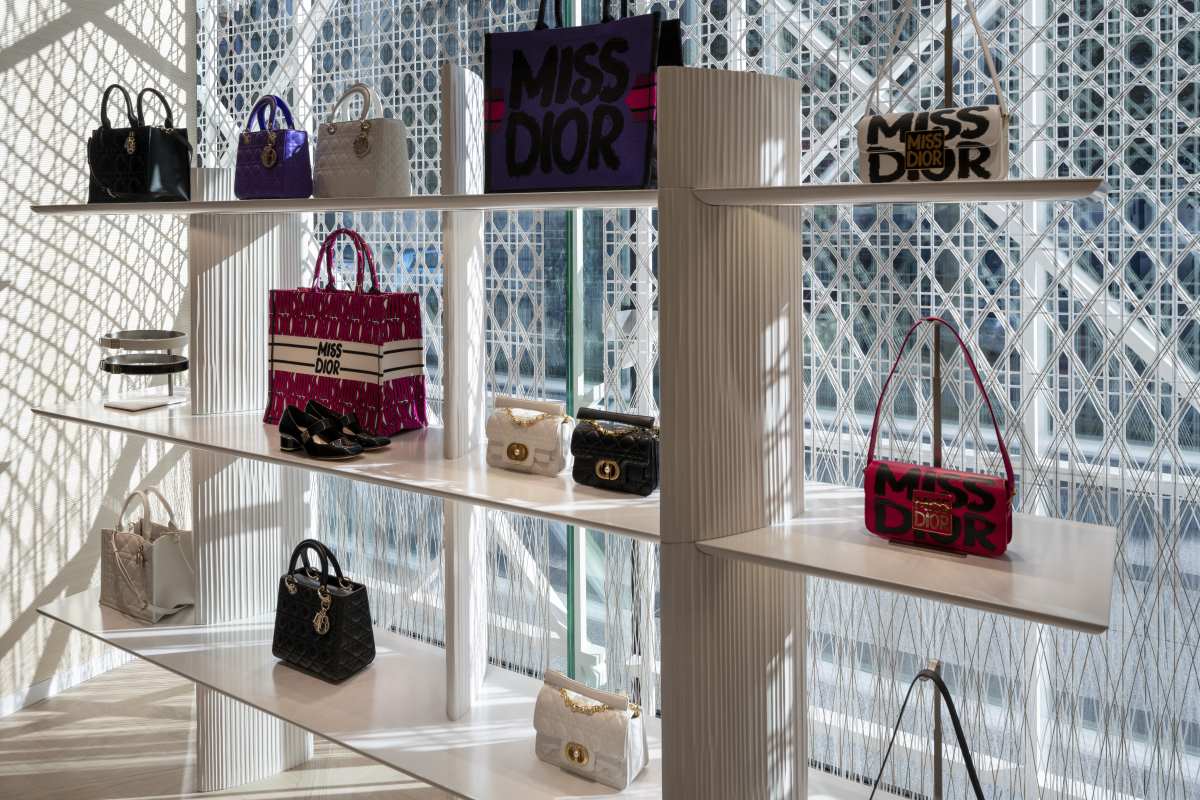 Obserwatorzy branży fashion oraz mieszkający nad Wisłą fani francuskiego domu mody od miesięcy czekali na tę informację. W warszawskim Domu Handlowym Vitkac ikoniczny Dior otworzył pierwszy w Polsce stacjonarny salon sprzedażowy. Sprawdziliśmy, jak wygląda wnętrze ekskluzywnego butiku oraz dowiedzieliśmy się, które kolekcje są w nim obecnie dostępne! Wnętrze sklepu stacjonarnego Dior. Na zdjęciu widzimy torebki z różnych kolekcji ikonicznego domu mody.