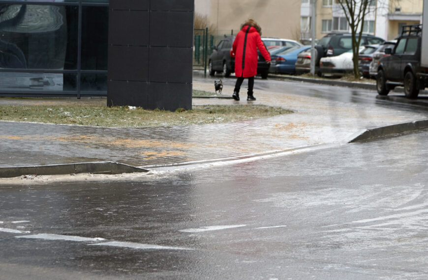 Nowa prognoza pogody na dziś i jutro: Gołoledź i marznący deszcz. Alerty…