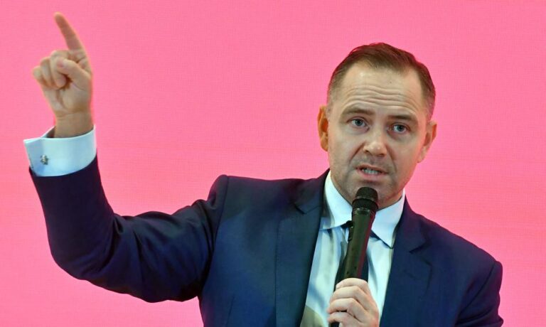 Apartament należący do Muzeum II Wojny Światowej był zarezerwowany na moje nazwisko, ale nie mieszkałem tam przez 200 dni; służył m.in. do służbowych spotkań - powiedział wspierany przez PiS kandydat na prezydenta i szef IPN Karol Nawrocki, był dyrektor gdańskiego muzeum. Apartament Deluxe dla Nawrockiego. "Jestem gotów zwrócić kwotę należną za wynajem" - INFBusiness