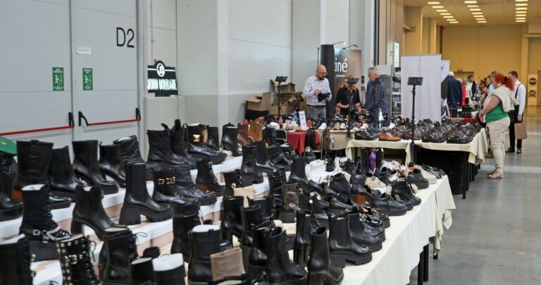 Dzień przed Wigilią, 23 grudnia, pracownicy firmy Sanita Footwear, producenta obuwia z Piły w woj. wielkopolskim, otrzymali niepokojącą wiadomość od pracodawcy - podaje portal asta24.pl. Poinformowano o tym, że duński właściciel zmaga się z problemami finansowymi i jest w upadłości. 150-osobowa załoga dowiedziała się też, że po Nowym Roku nie musi już przychodzić do zakładu. Pracownicy martwią się nie tylko o swoją przyszłość, lecz również o wynagrodzenia za grudzień.</p> Dzień przed Wigilią poinformowali pracowników o upadłości. Co ze 150-osobową załogą? (zdj. ilustracyjne) /Marek Lasyk /Reporter Poinformowali ich tuż przed Wigilią. "Nie muszą już przychodzić do pracy" - INFBusiness