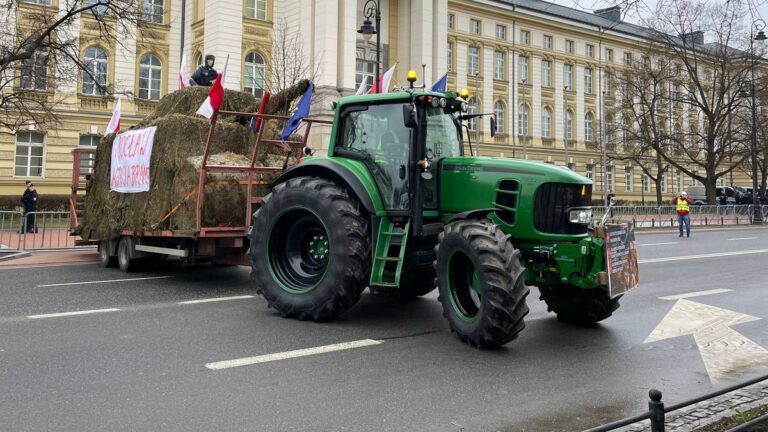 Rolnicy wracają w piątek na ulice Warszawy. Zgodnie z zapowiedziami protest rozpocznie się o godz. 14 i potrwa do późnego wieczora. Stołeczna policja ostrzega przed utrudnianiami, a Zarząd Transportu Miejskiego poinformował o zmianach w rozkładzie transportu publicznego. Rolnicy wyjadą na ulice Warszawy. Szykują się spore utrudnienia - INFBusiness