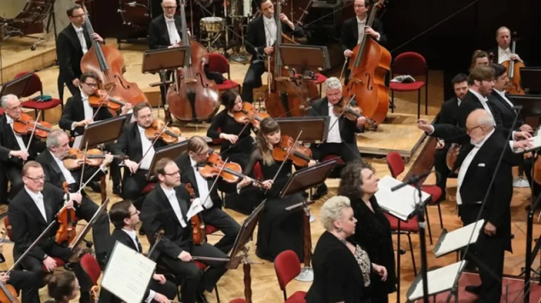 Warszawa, 21.03.2018. Dyrygent Krzysztof Penderecki (P) podczas koncertu w ramach 22. Festiwalu Beethovena, 21 bm. w Sali Koncertowej Filharmonii Narodowej w Warszawie. PAP/Paweł Supernak Laicy równie często jak znawcy przeżywają dreszcze emocji słuchając Pendereckiego - INFBusiness