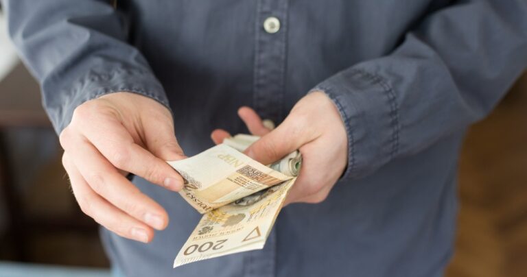 Zasiłek chorobowy to świadczenie finansowe dla osób, które z różnych przyczyn przebywają na zwolnieniu lekarskim. Aby je otrzymać, pracownik musi jednak spełnić kilka warunków. Dla kogo jest zasiłek chorobowy? Ile wynosi zasiłek chorobowy w 2025 roku?</p> Zasiłek chorobowy w 2025 r. Ile wynosi? /123RF/PICSEL Zasiłek chorobowy w 2025. Kto i ile dostanie? - INFBusiness