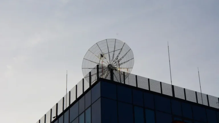 Kraków/ W AGH specjalistyczna antena do komunikacji z powstającym na uczelni satelitą - INFBusiness