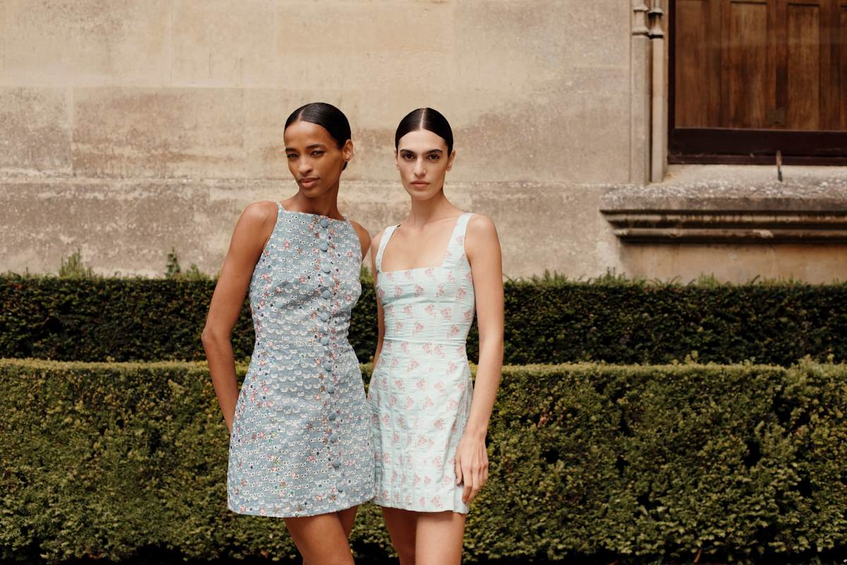 W 2025 roku branża mody powinna spodziewać się znaczących zmian, kształtowanych przez kluczowe czynniki ekonomiczne. Rosnące koszty surowców, nowe regulacje ekologiczne, rozwój technologii czy zmieniające się preferencje konsumentów zmuszą marki do przeformułowania swoich strategii. W nowej rzeczywistości sukces odniosą ci, którzy zrozumieją, jakie trendy zdominują rynek i jak najlepiej wykorzystać nadchodzące wyzwania. Branża mody w 2025 roku? Oto sześć kluczowych czynników, które zrobią różnicę w nadchodzących miesiącach. Na zdjęciu widzimy dwie modelki pozujące w eleganckich, letnich sukienkach na tle zielonego ogrodu i klasycznej architektury. Stylizacja odzwierciedla świeże i kobiece podejście, które może definiować branżę mody w 2025, gdzie zrównoważony design i ponadczasowa elegancja będą kluczowymi trendami.