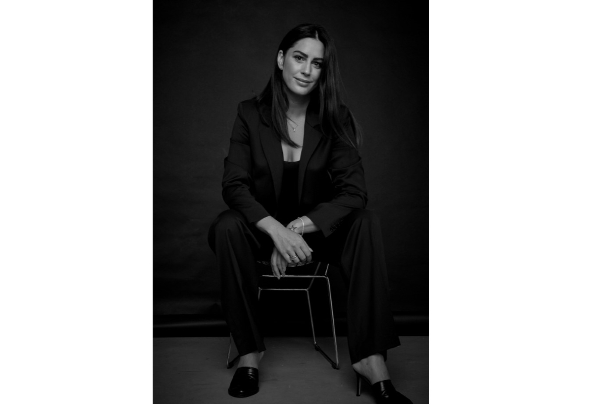 Ostatnie miesiące były dla marki PRM okresem wzmożonego rozwoju, popartego inwestycjami oraz systematyczną realizacją długofalowej strategii marketingowej. W rozmowie z Fashion Biznesem dyrektor PRM, Kamil Bajołek, oraz dyrektorka marketingu należącego do Answear.com brandu, Kaja Wrzeszcz, opowiedzieli między innymi o przepisie na poprawę wyników finansowych, zagranicznej ekspansji i planowanych kampaniach. Dyrektorka marketingu PRM, Kaja Wrzeszcz, na czarno-białej fotografii. Kobieta ubrana jest w ciemny garnitur. Ma długie włosy, a na jej twarzy widoczny jest delikatny uśmiech.