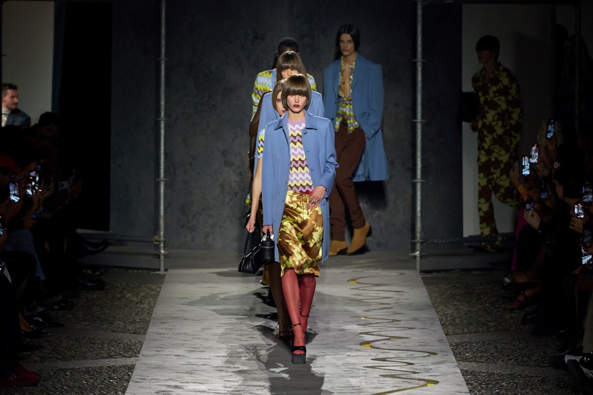 W świecie luksusowej mody pojawiają się doniesienia, które mogą wstrząsnąć branżą. Czy Prada przejmuje Versace? Włoski dom mody, symbol nowoczesnej elegancji i innowacji, ma na celowniku ikonę ekstrawagancji i glamouru. Jeśli te spekulacje okażą się prawdą, będzie to jedno z najbardziej przełomowych wydarzeń w historii mody. Czy połączenie dwóch tak różnych stylów jest możliwe? Oto, co wiemy na temat potencjalnego przejęcia, które może zmienić przyszłość światowej mody. Zdjęcie przedstawia modelki i modeli na wybiegu, ubranych w kolekcję łączącą nowoczesne kroje i odważne wzory. W kontekście doniesień, że Prada przejmuje Versace, obraz ten symbolizuje możliwe zderzenie dwóch estetyk – minimalistycznej elegancji Prady i ekstrawaganckiego stylu Versace. To wizja przyszłości, która może zrewolucjonizować świat mody.